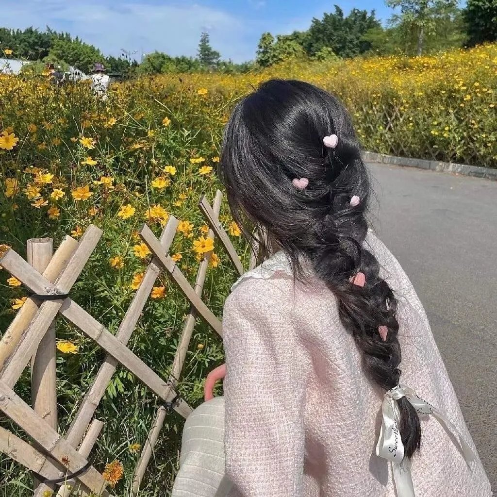 高墙、黑色与帅小伙