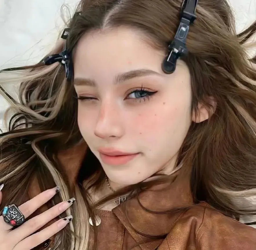 随盲柳入眠的女人